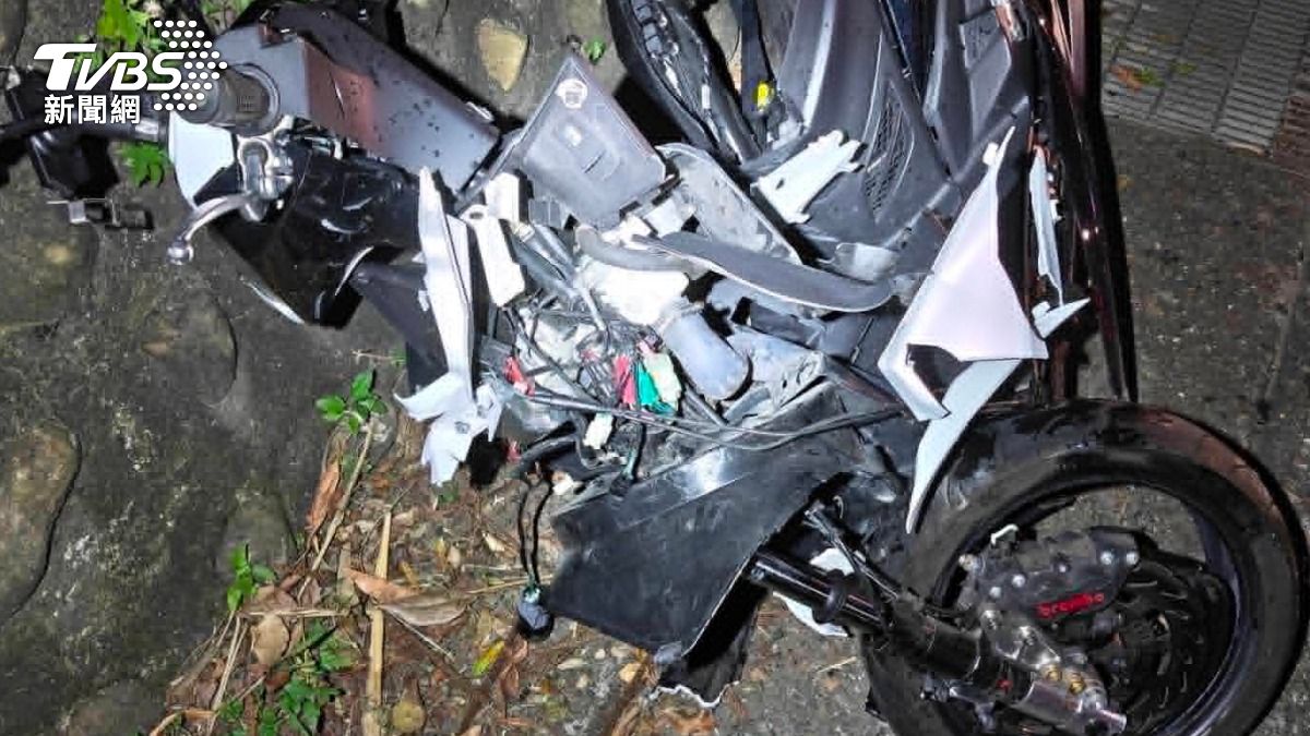 新埔死亡車禍！騎士「跨對向」撞車亡。（圖／民眾提供）