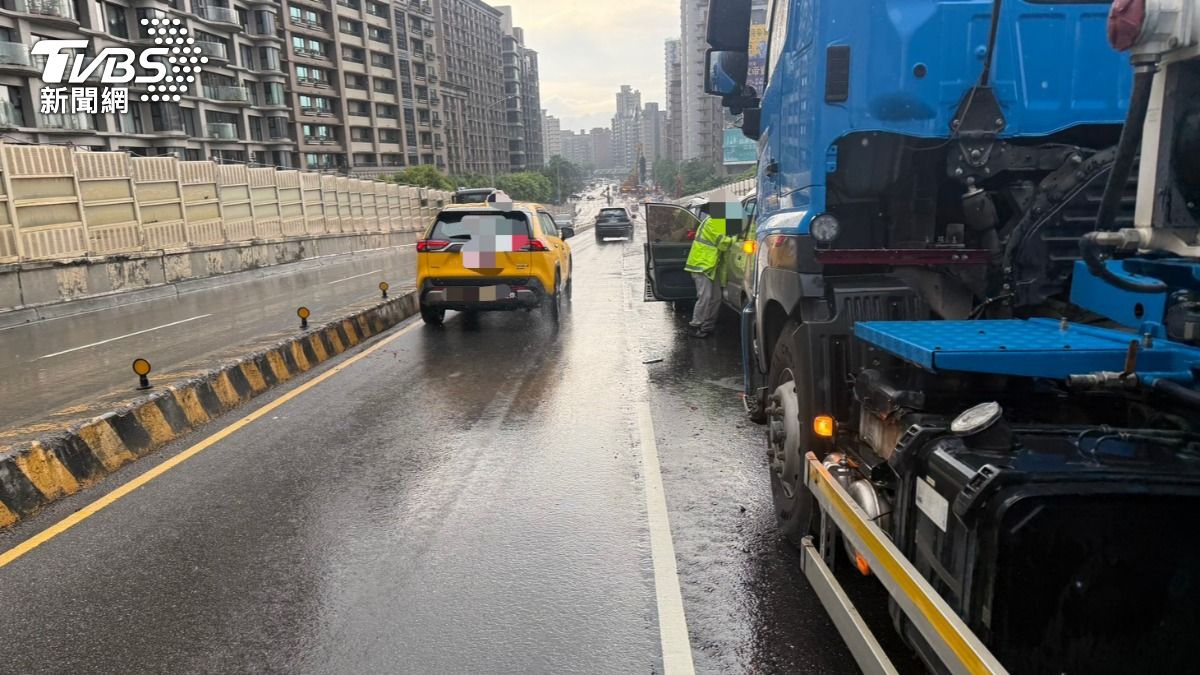 快訊／新北重陽橋追撞事故！水泥預拌車猛撞3汽車　2人送醫