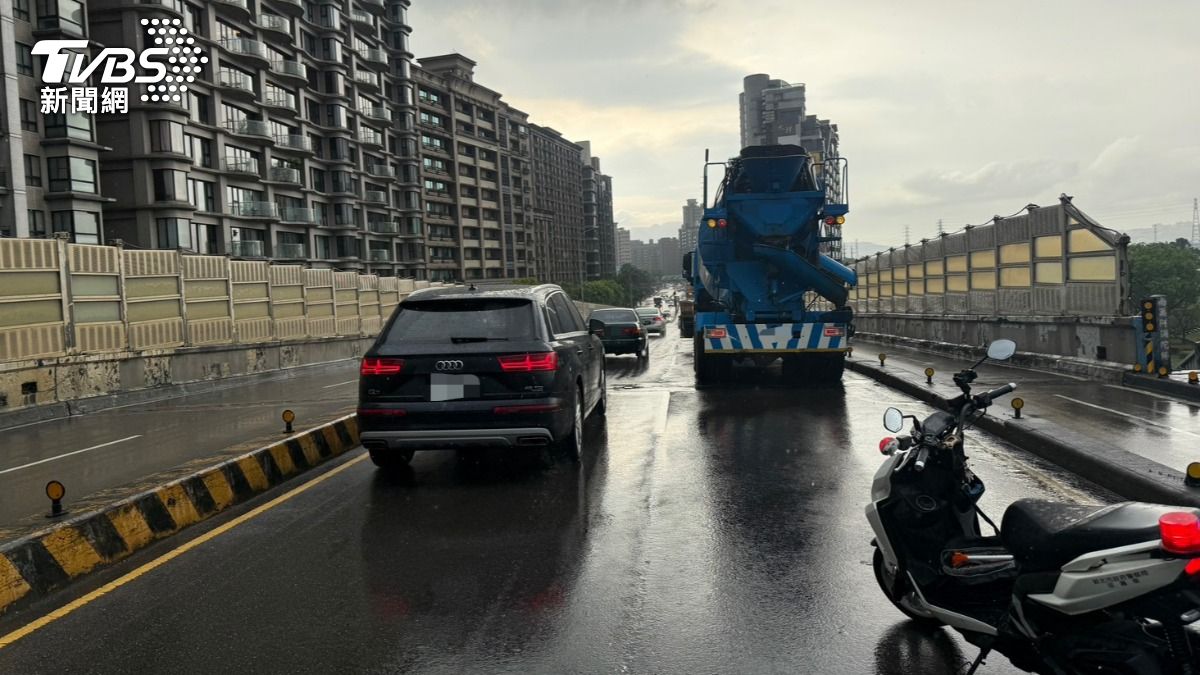 水泥預拌車不慎追撞前方3輛車,造成2人受傷。(圖/TVBS)