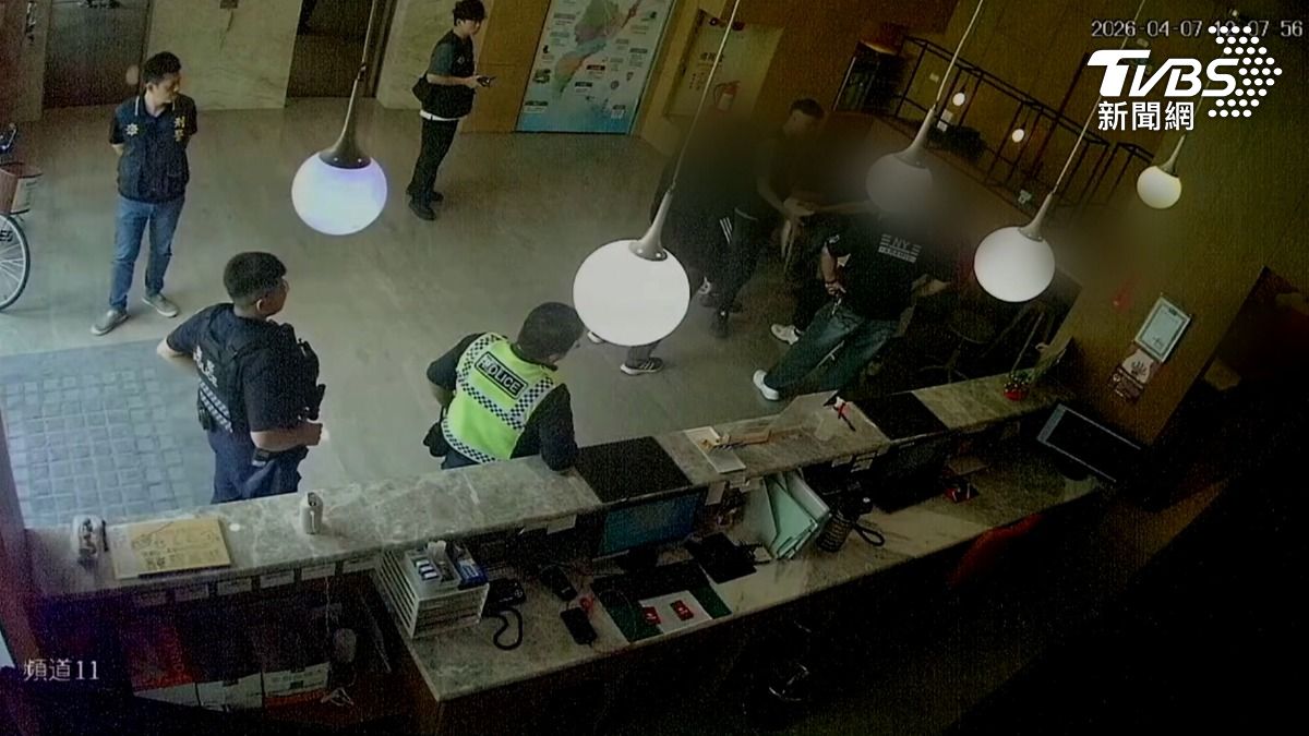 今年4月,多名黑衣人進入台東鐵道旅驛飯店,隨後警方與刑警陸續到場。(圖/TVBS)