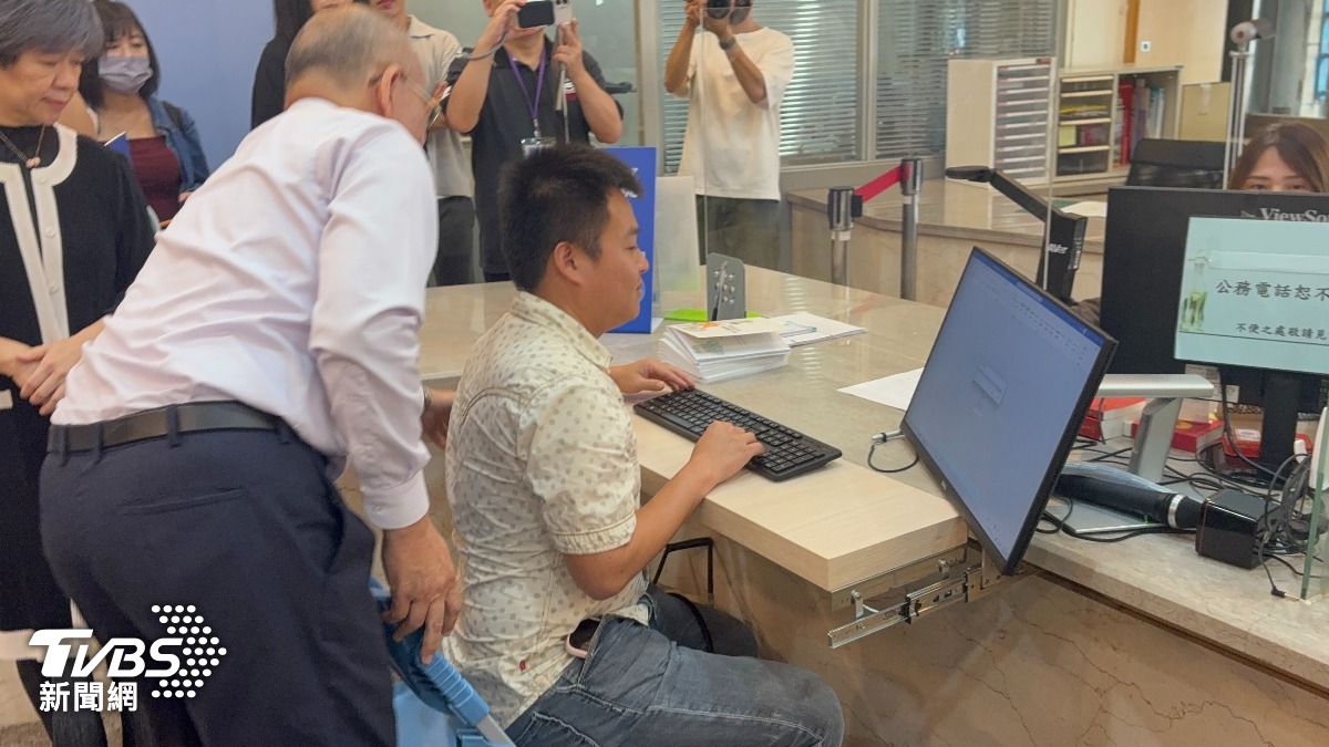 台中市福科國中視障老師呂冠霖試用無障礙服務台。（圖／潘千詩攝）