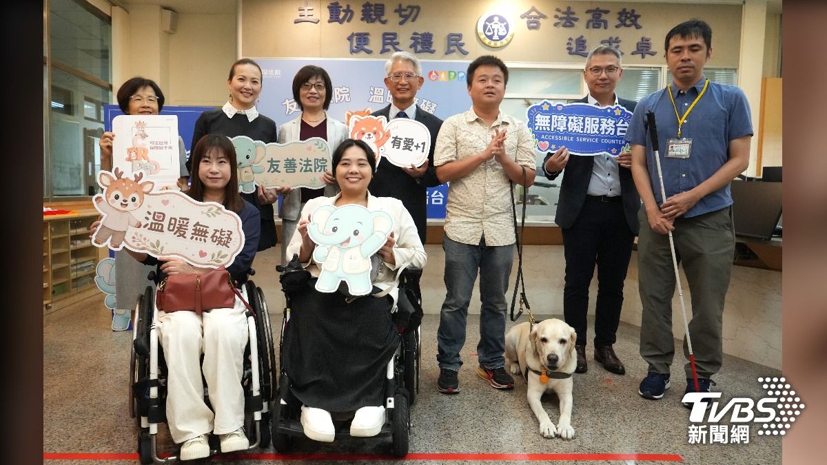 司法院代理院長謝銘洋、高院院長王梅英、中華民國身心障礙聯盟理事長張朝翔等人合影。(圖/TVBS)