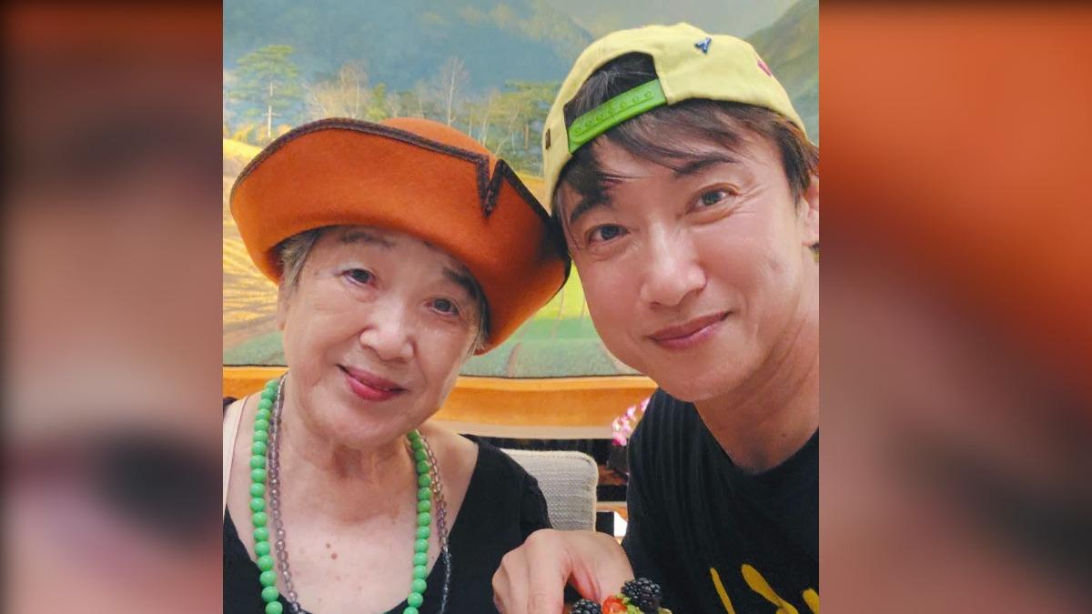 陳鴻是孝子,對母親十分孝順。(圖/摘自臉書)