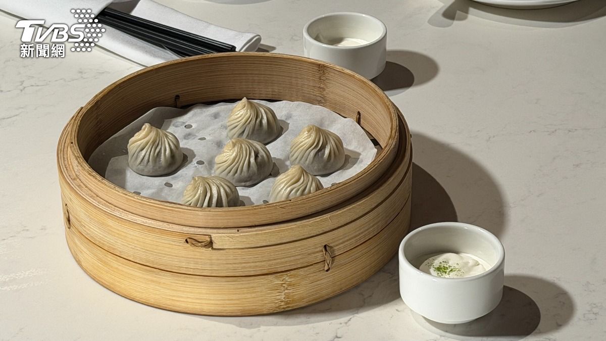 巧克力小籠包搭配海鹽奶蓋的創意吃法出自於員工。(圖／黃貞怡攝)