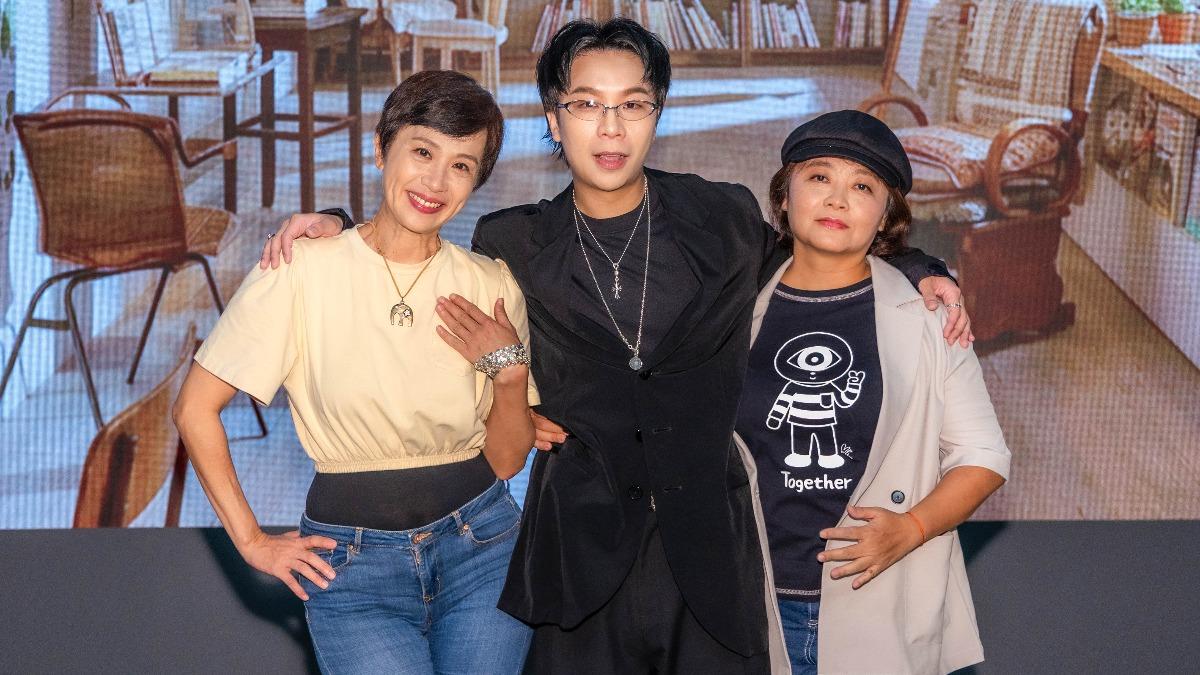 吳怡臻(右)及黃采儀(左)分別飾演派翠克的大姊及二姊。(圖/大愛提供)