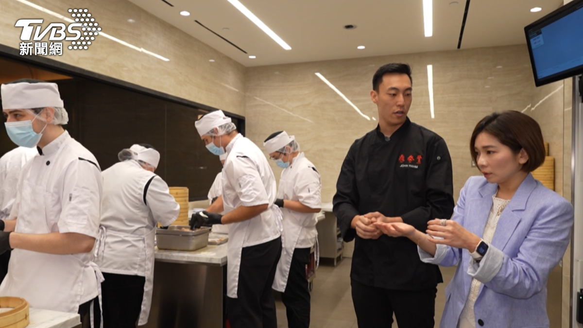 主廚John Hahm向主播彭惠筠介紹小籠包製作流程。(圖／粘祐誠攝)