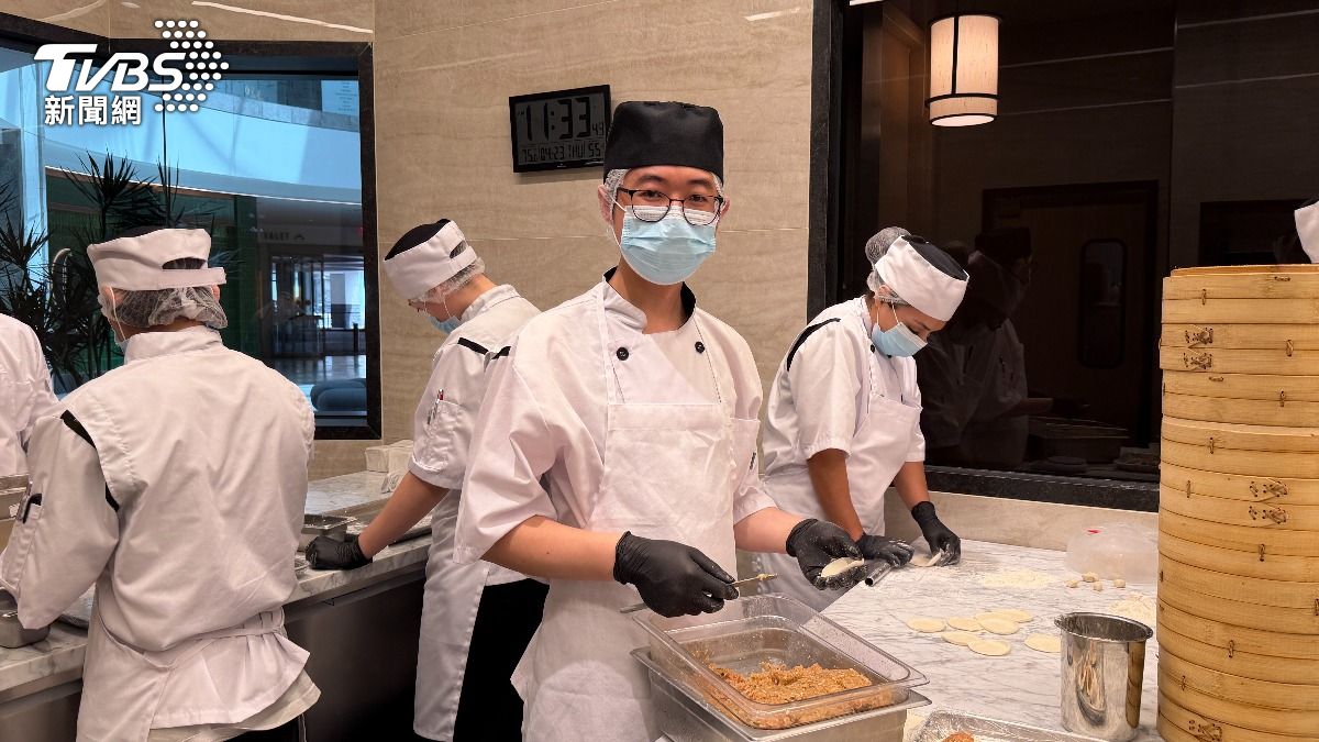 從台灣來支援的小籠包師傅賴仕杰。(圖／黃貞怡攝)