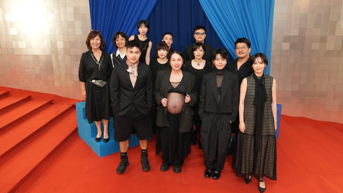 《FAMILY TRIANGLE：二生三，三生萬物》導演洪唯堯（前排左起）、洪千涵、曾睿琁拿下最佳導演。（圖／華視提供）
