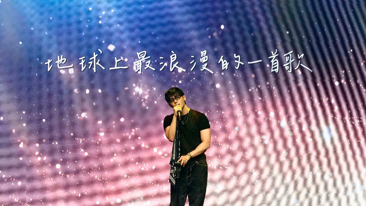 創造驚喜獻唱中文歌〈地球上最浪漫的一首歌〉。(圖/FU Entertainment X VERMOR提供)