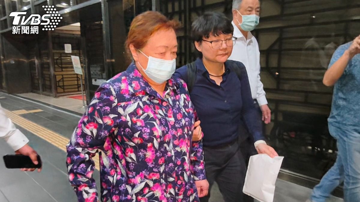 柯麗卿被無保請回。(圖/陳冠宇攝)