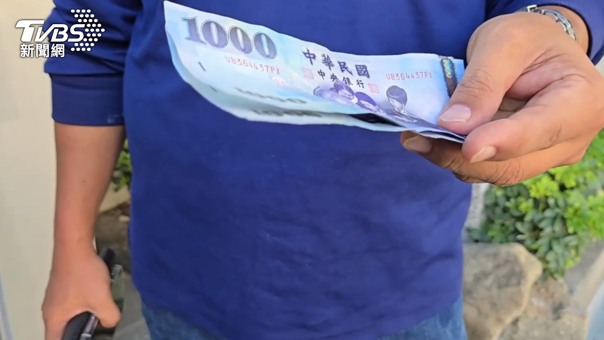 熱心民眾撿到路邊的鈔票，原來失主工作忙碌把皮夾放在貨車的車頂上，結果一時忘記，半路噴飛。（圖／TVBS）