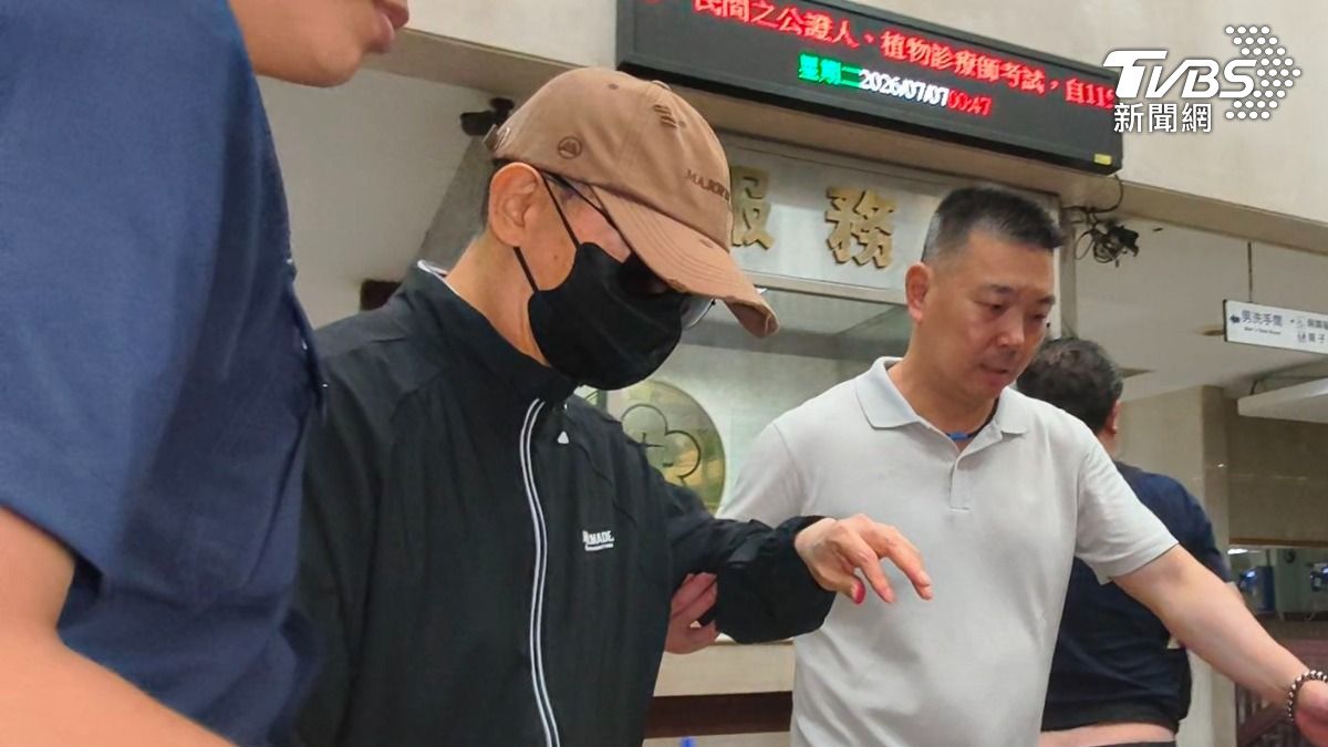 大房三子張國政以1000萬元交保並被限制出境、出海及住居,戴著鴨舌帽、墨鏡及口罩離開北檢。(圖/陳冠宇攝)