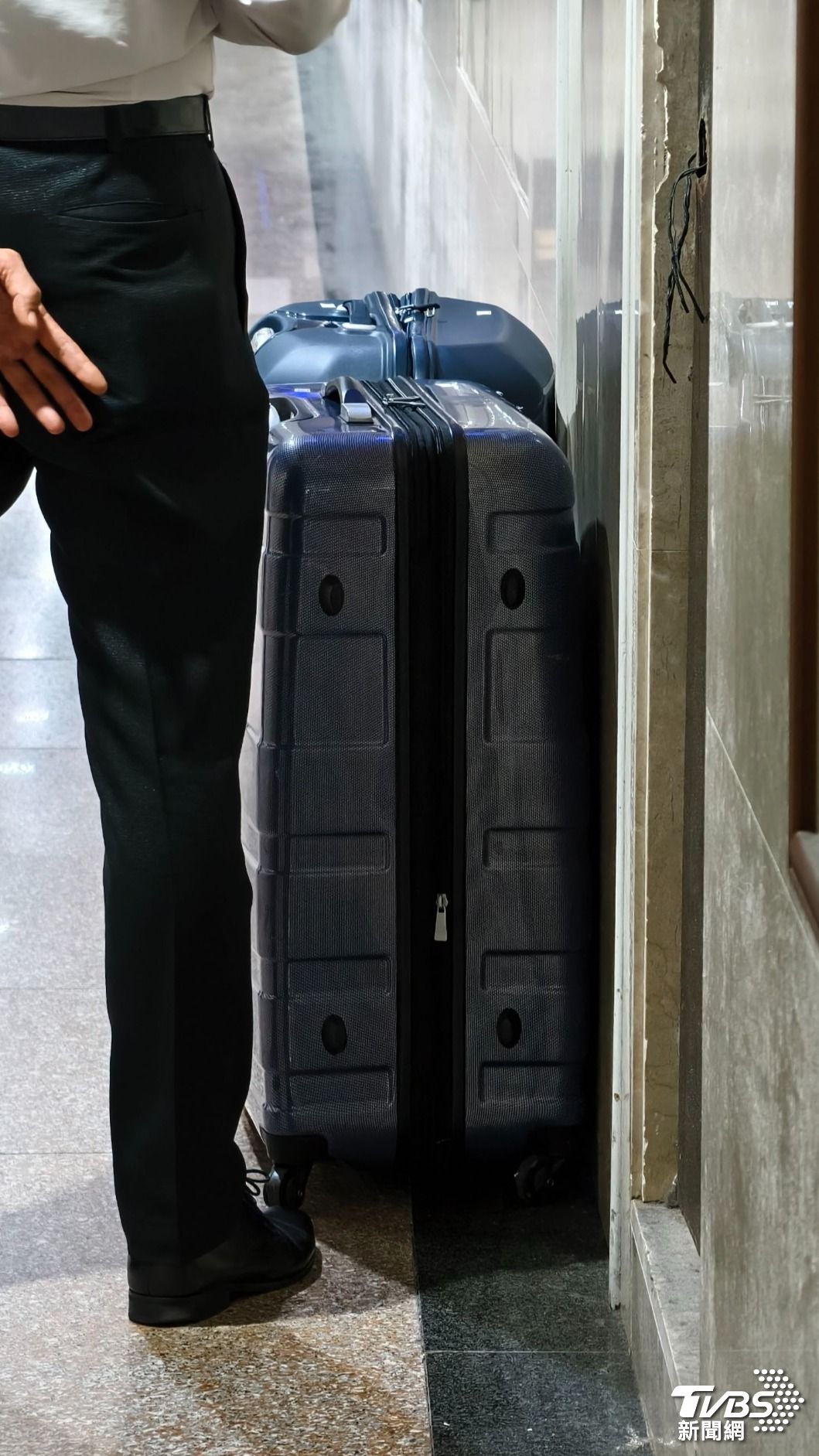 得知張國華交保金額後,長榮家臣約於10分鐘內從車上搬出2個行李箱裝滿1.2億現金。(圖/陳冠宇攝)