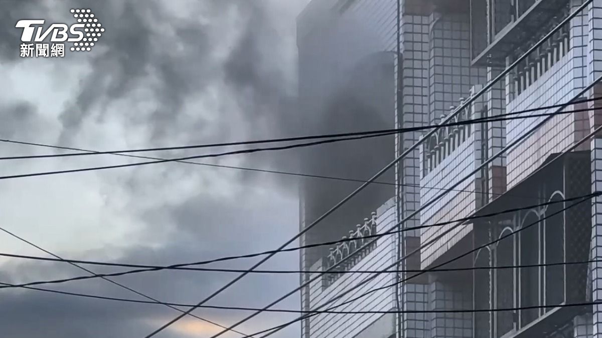 台中大里民宅清晨惡火！濃煙狂竄　一家五口受困陽台
