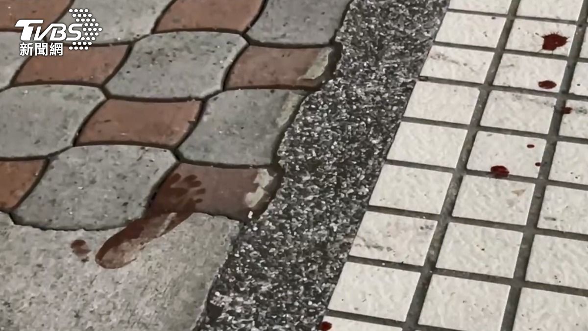 現場留下血腳印。（圖／TVBS）