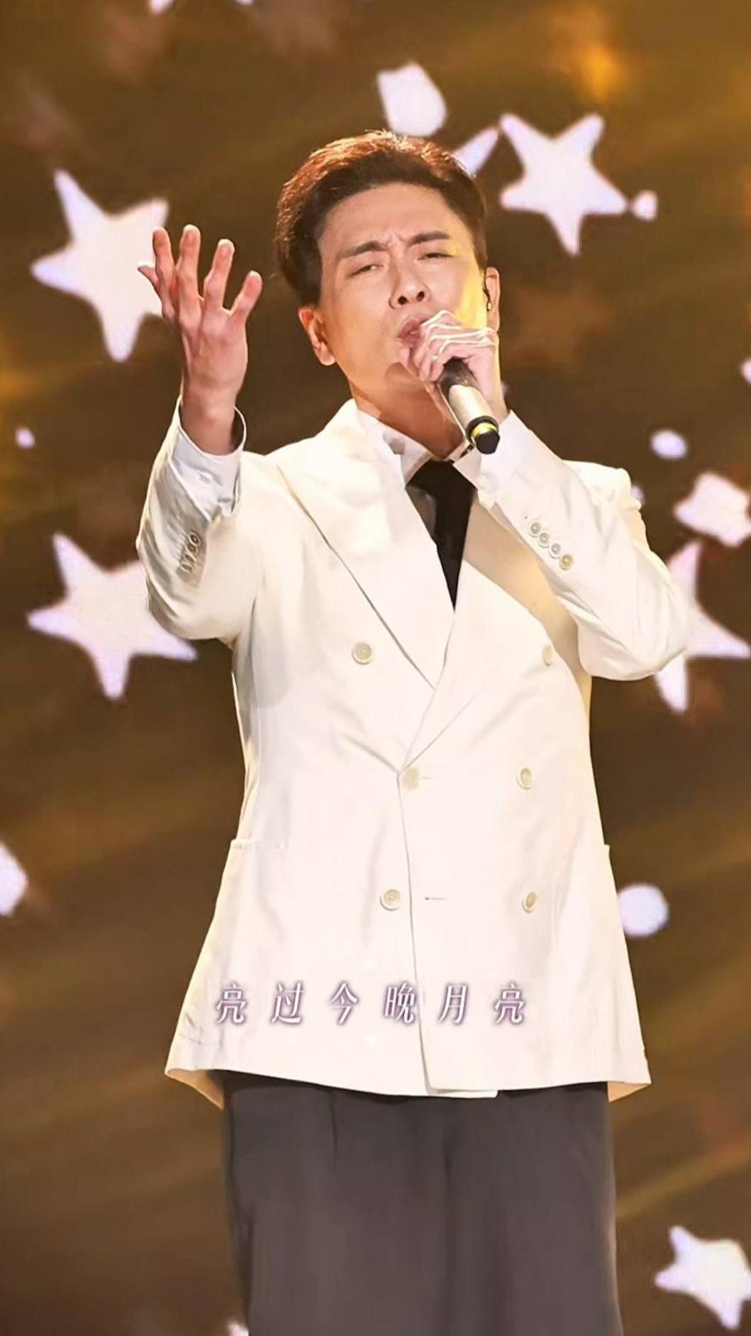 黃宗澤在台上唱著《千千闕歌》。（圖／翻攝自小紅書）