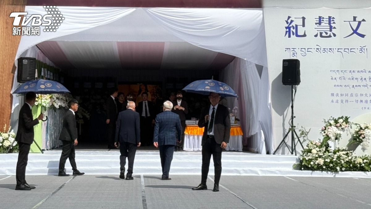 前交通部長蔡堆(中間者)前往弔唁。(圖/陳祁攝)