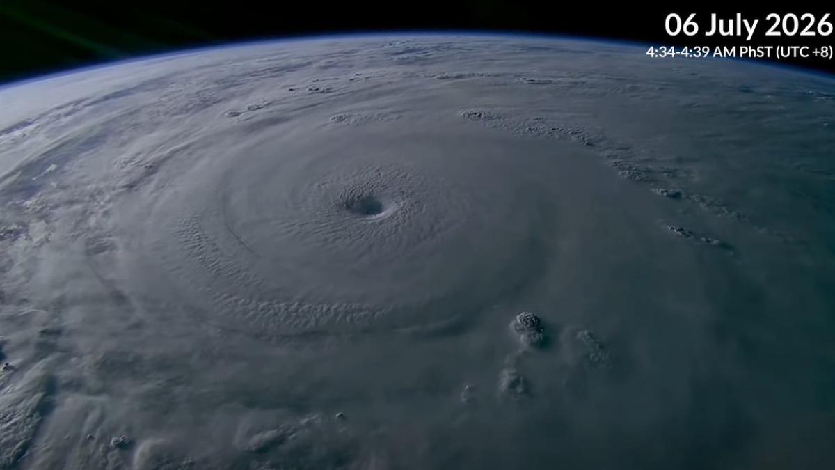 NASA太空站視角看強颱巴威!颱風眼清晰 大到「鏡頭裝不下」