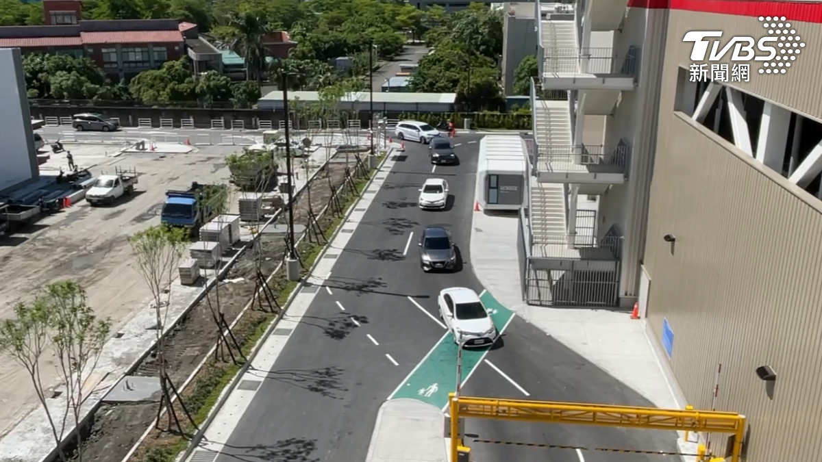 一樓成功路與復興路匯集的車道也容易造成堵車,加上出入口又有輕軌通過,使狀況雪上加霜(圖/TVBS)