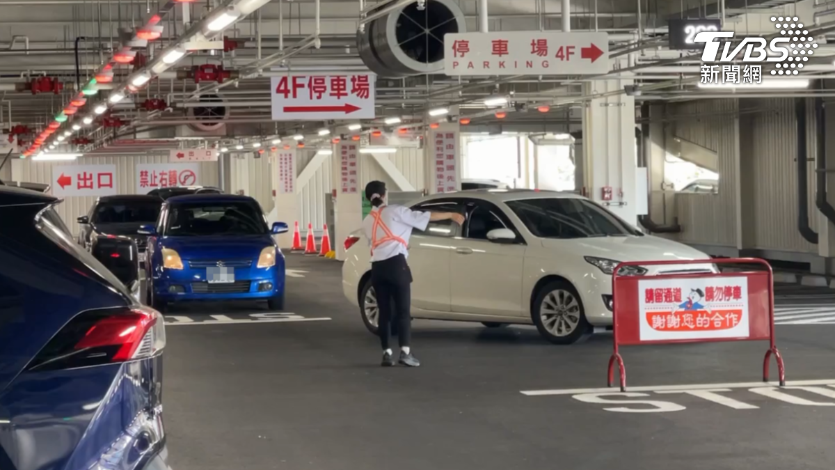好市多新高雄店「停車地獄」!停車動線問題引發民怨,不少民眾反映光是進出賣場就要花費一至兩個小時(圖/TVBS)