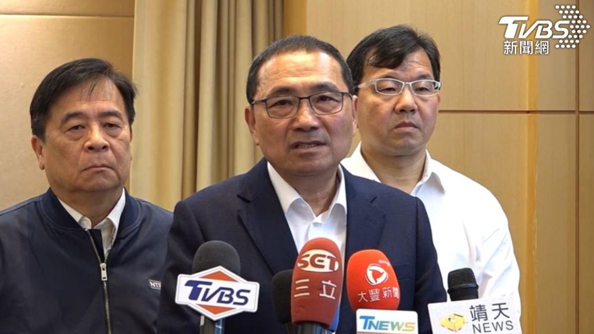 新北市長侯友宜（中間）。（圖／新北市府提供）