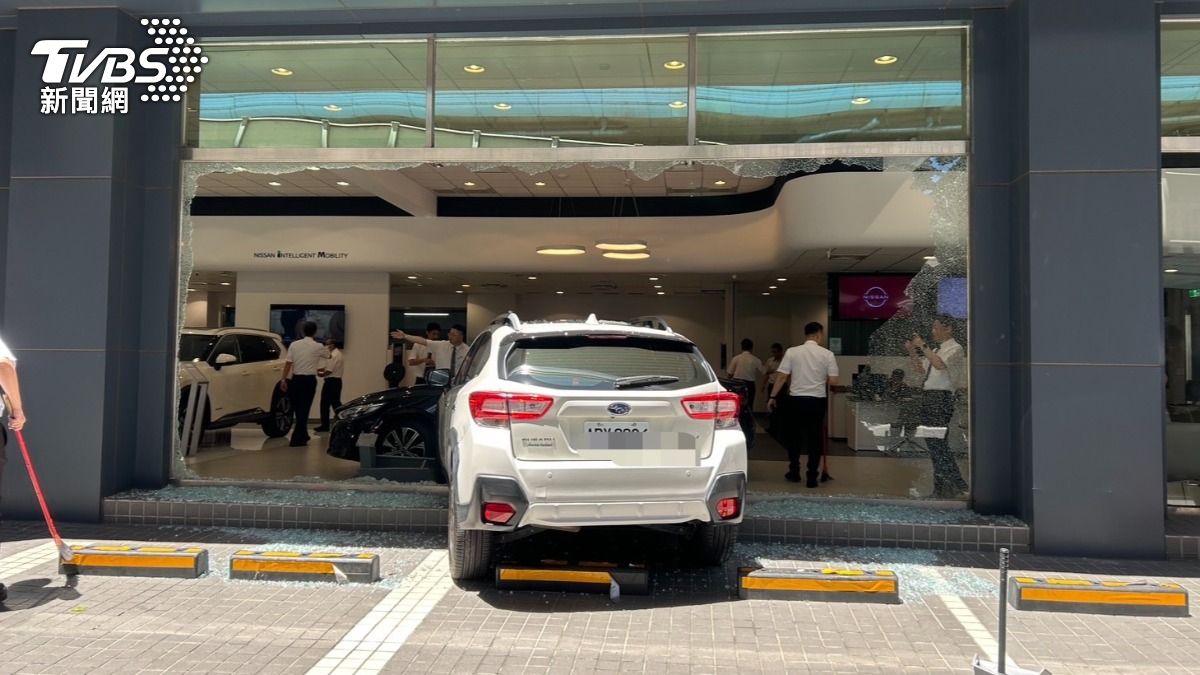賞車直接「賀成交」！高雄婦駕車破門Nissan展間　玻璃碎一地