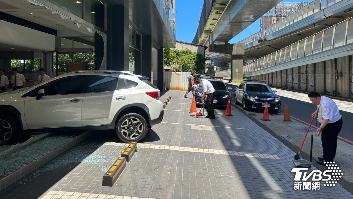 蔡女停車時車輛失控暴衝進店裡。(圖/TVBS)