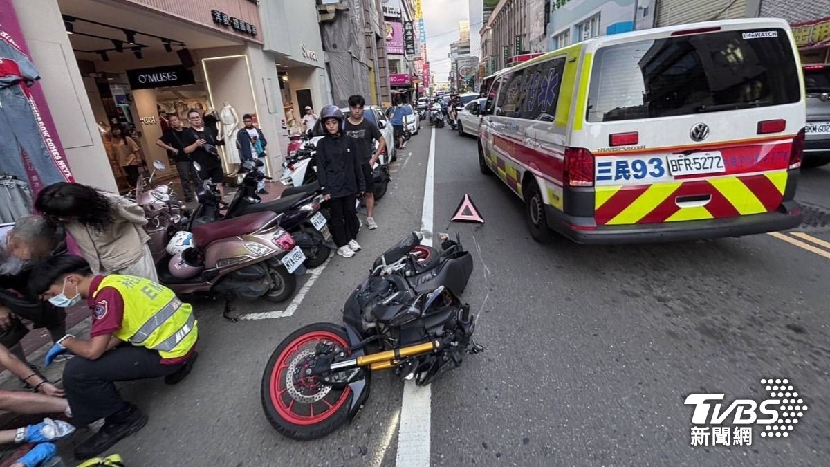 駕駛沒兩段式開車門!騎士連人帶車被彈飛。(圖/TVBS)