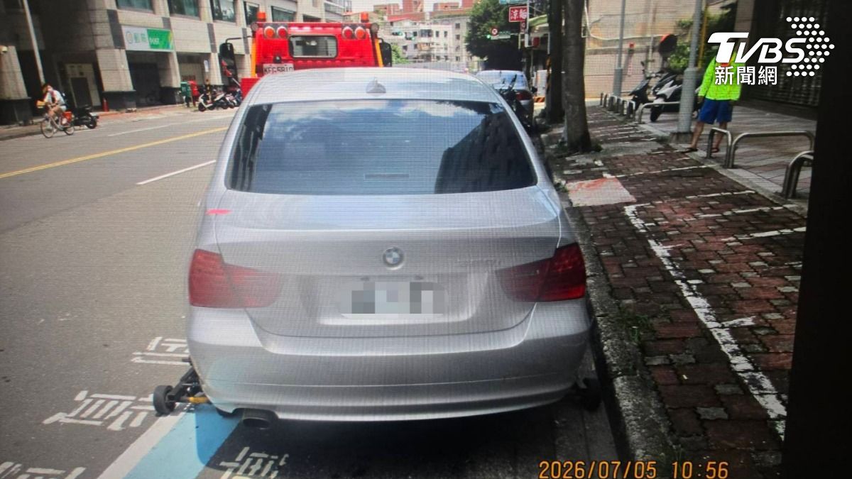 車主質疑還未到禁止停車時段,拖吊業者「提前5分鐘」拖走車輛,一氣之下告上警局。(圖/TVBS)