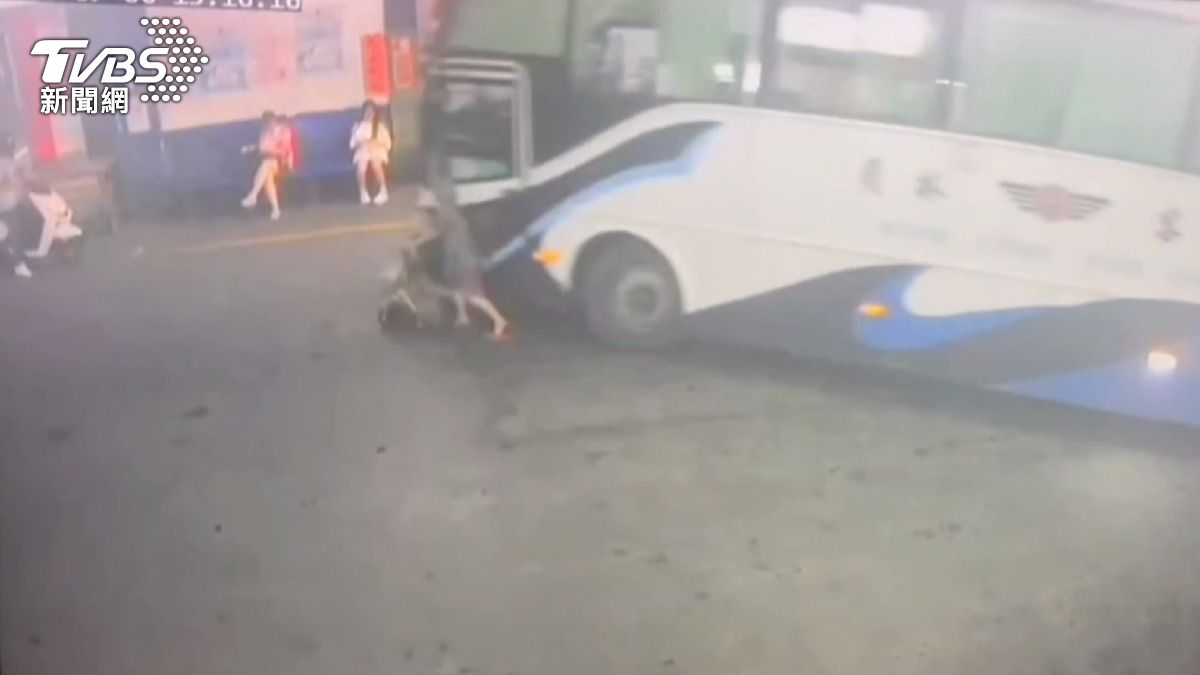 謝姓阿嬤疑似正要返家,推著助行車走進候車站,司機當時注意左右兩邊後照鏡,未發現正前方有人站在車道中間。(圖/民眾提供)