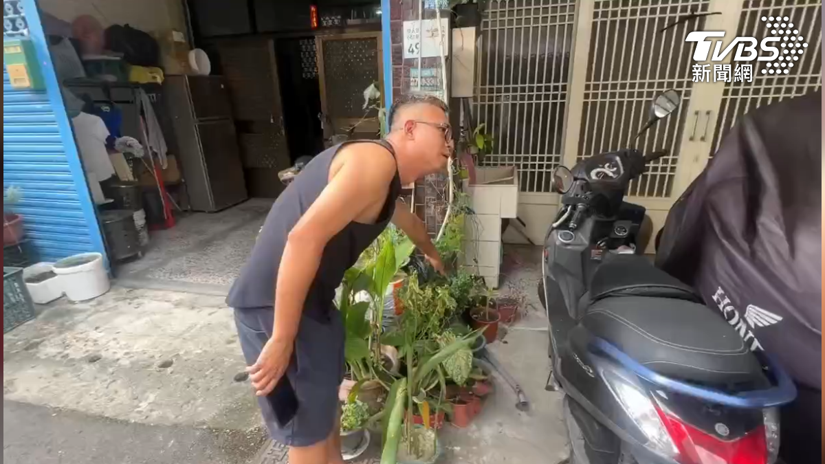 劉姓男子表示，當時正在撿拾自己的花盆，彎腰時剛好看到8000元在水面上漂浮（圖／TVBS）