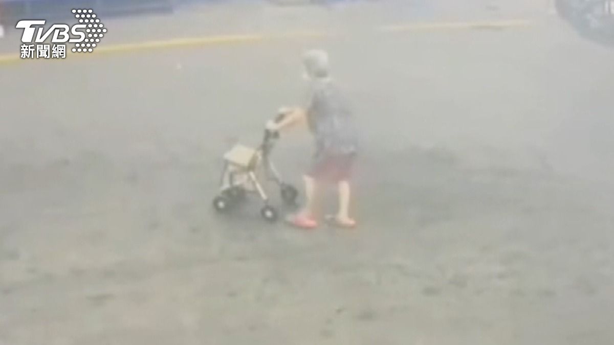 該站點先前也曾發生過學生家長接送時遭公車擦撞的事故。(圖/民眾提供)