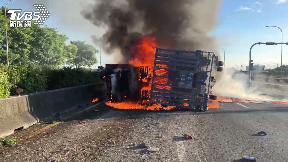 聯結車自撞翻覆撒貨！2公里外大貨車又翻，國1彰化路段塞爆了。(圖／TVBS)