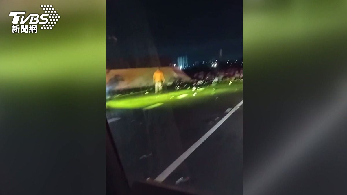 這起火燒車地點距離先前聯結車翻覆處僅約2公里，兩起事故接連發生，導致現場回堵達2公里。(圖／民眾提供)