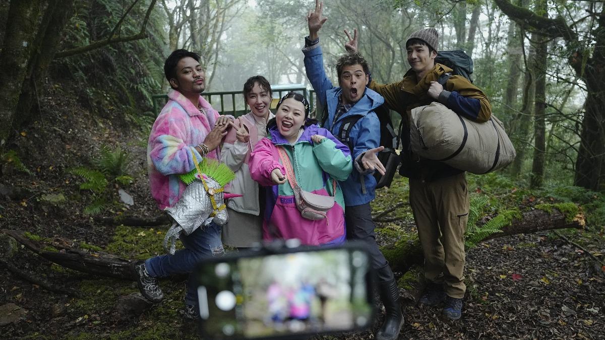 撒基努(左起)、小薰、渡邊直美、蘇達、劉以豪主演電影《祖先鬼》。(圖/華映提供)