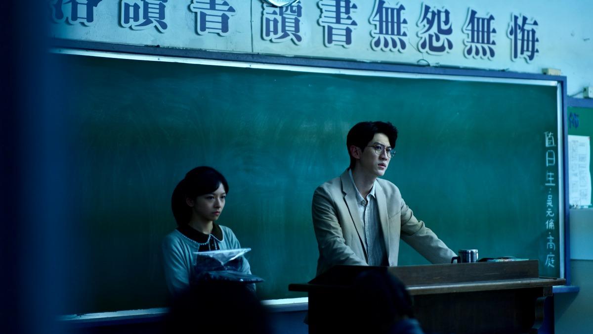 孫沁岳(右)飾演老師,主張讀書至上,陳姸霏(左)則飾演新入學的學生。(圖/奇蹟映畫所提供)