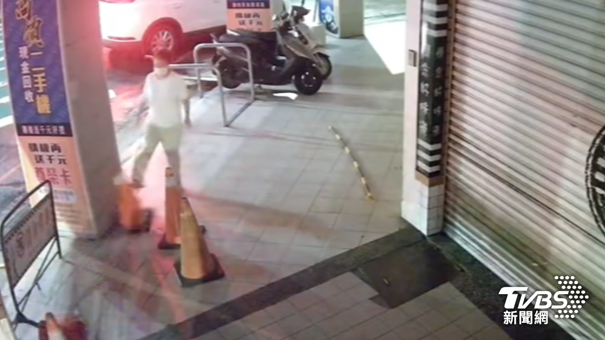 女子破壞過程被監視器全錄下。（圖／屋主提供）