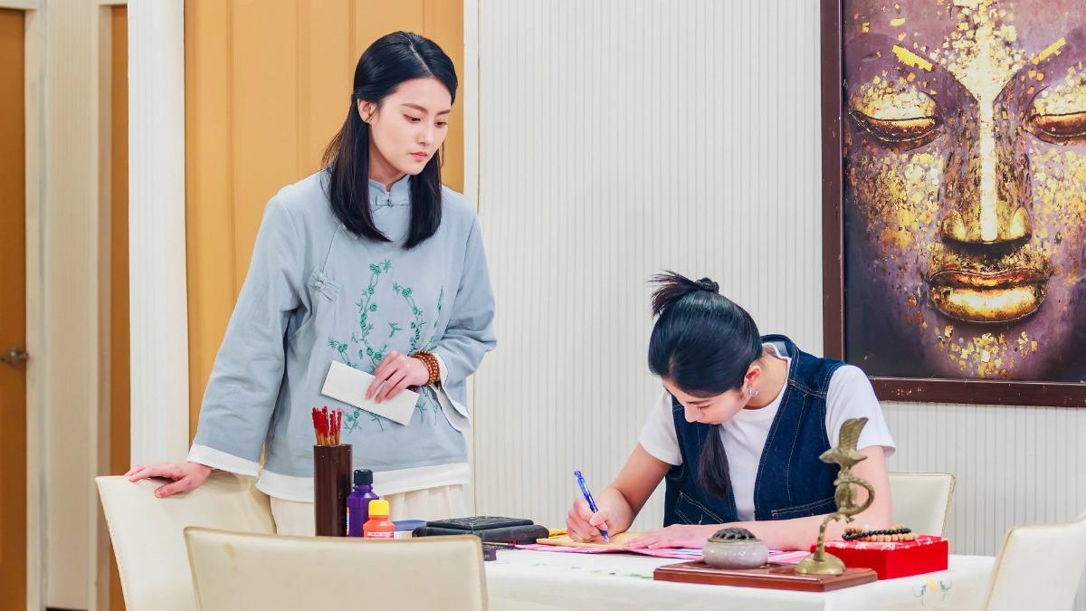 顏曉筠（左）戲裡有通靈體質。（圖／中視提供）