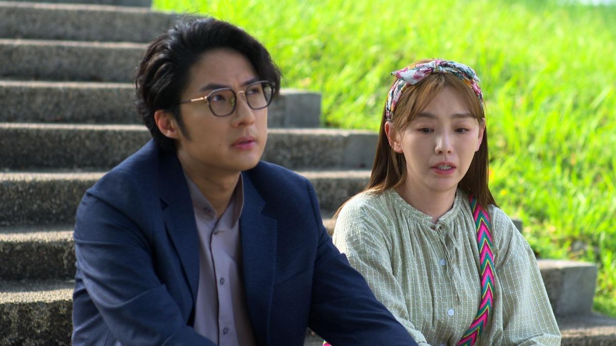 李運慶(左)笑說賴芊合怎麼曬都不會黑,自己則是「白不回去」。(圖/民視提供)
