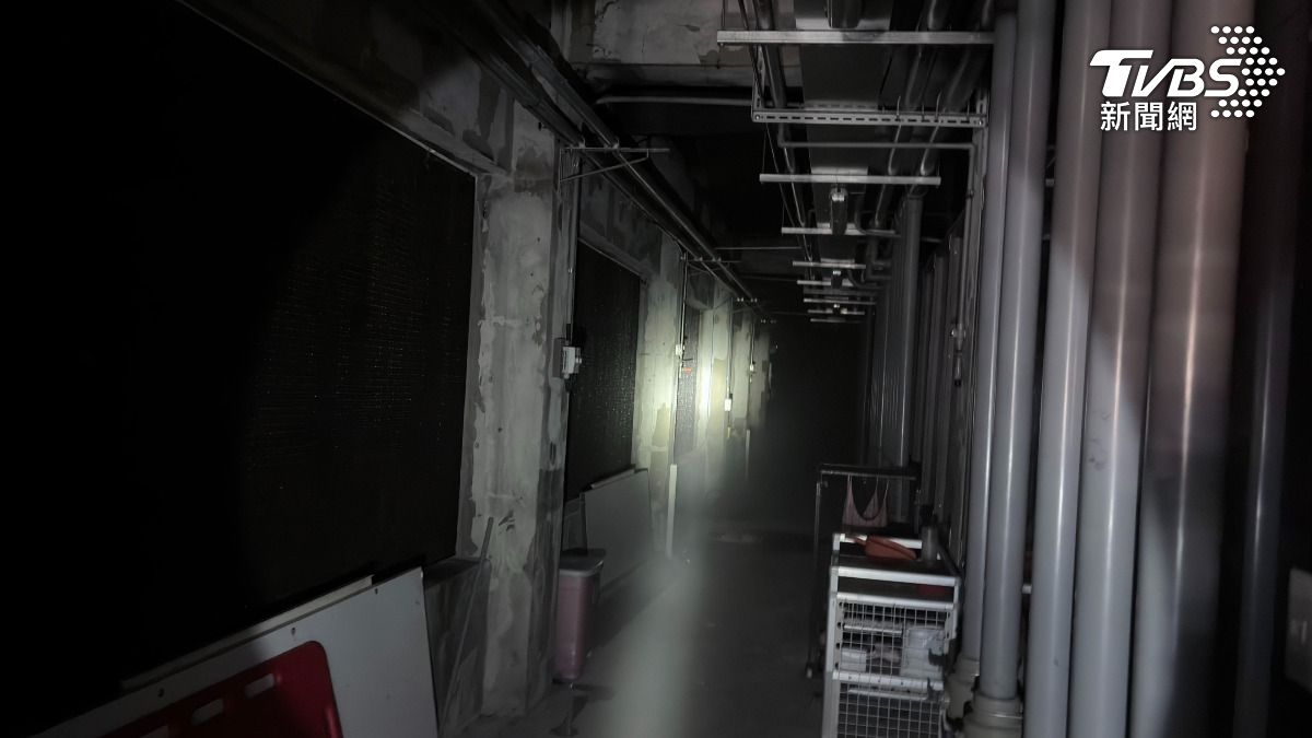 內部燃燒竄出黑煙。（圖／TVBS）