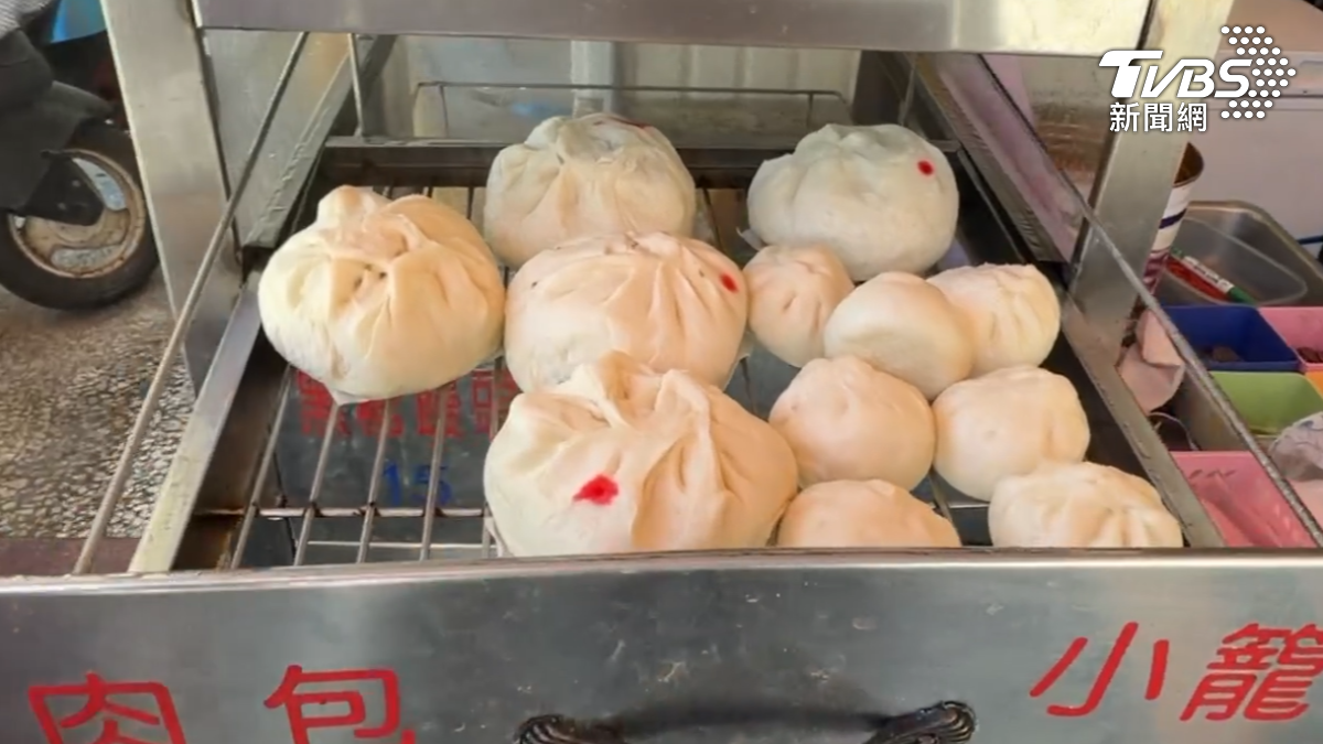 店家老闆娘出面致歉,坦承是員工作業疏失所致,老闆娘說明,員工未能了解正確的保存方式,若將蒸籠的火關掉,肉包必須立即取出,不能悶在裡面,否則任何食物都會腐壞(圖/TVBS)