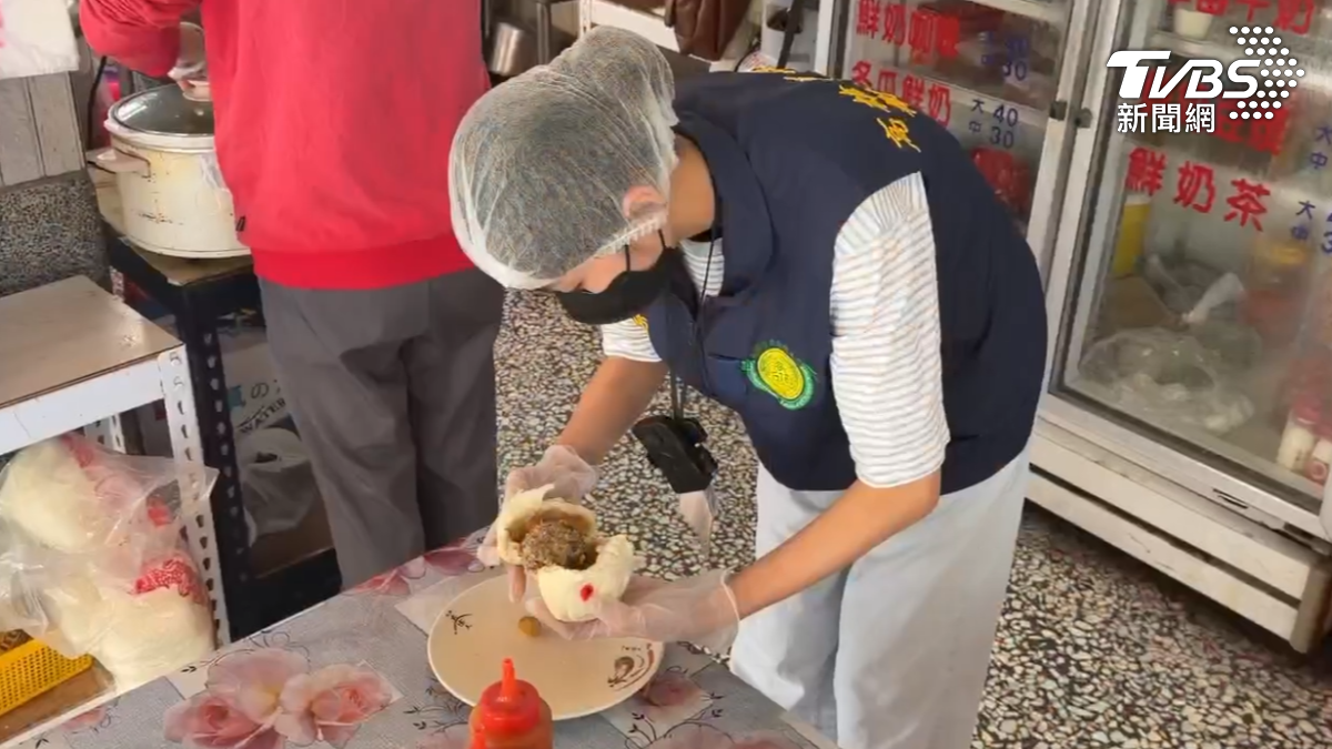 面對這起食安疑慮,高雄市衛生局已派員前往店家稽查,現場進行隨機採樣調查(圖/TVBS)