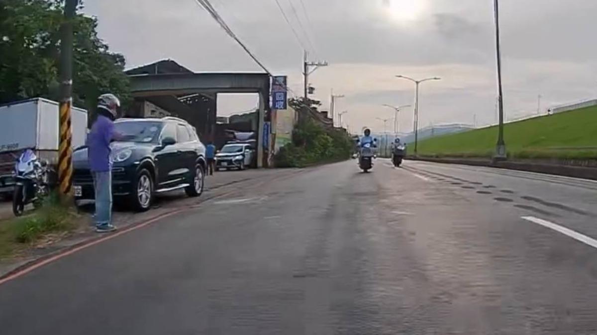 有網友分享自己當時剛好開車經過,原本還納悶對向到底是哪位好心人,結果回到Threads才發現,原來是在幫大家躲測速。(圖/c.hsuann Threads)
