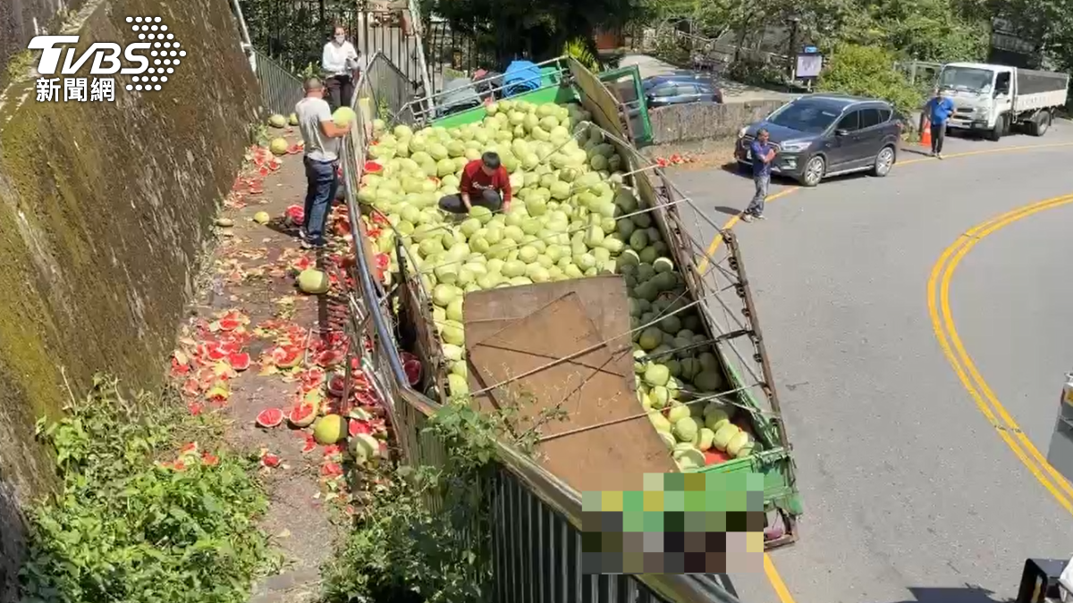 清境大貨車翻了!西瓜噴飛灑滿地 民眾現場掏錢:一顆200成交