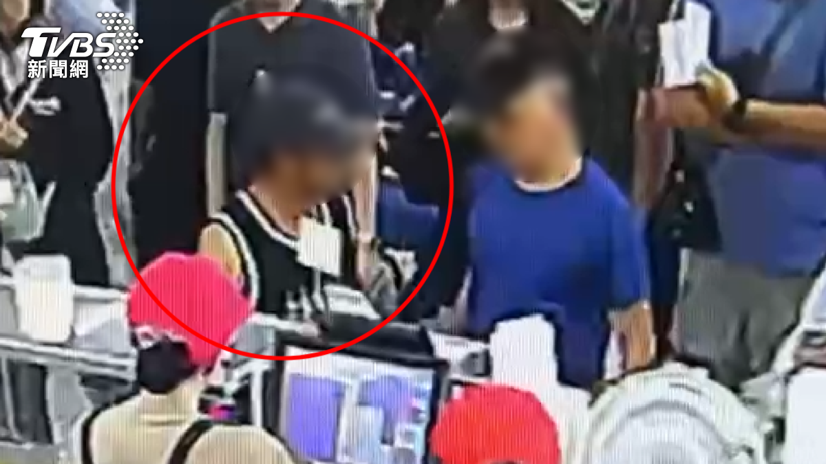 嘉義火雞肉飯名店爆毆打事件，男因餐券糾紛失控，持鐵盤狂砸女員工，顧客衝上前制止。（圖／TVBS）