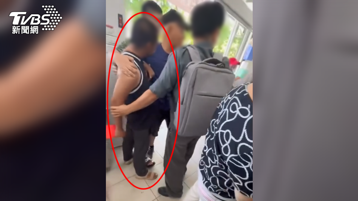 身穿黑色吊嘎的李姓男子怒氣沖天，不停與店內員工拉扯，好幾名女員工圍上前試圖制止，男子卻出腳攻擊。（圖／翻攝Threads_amber_10.02）