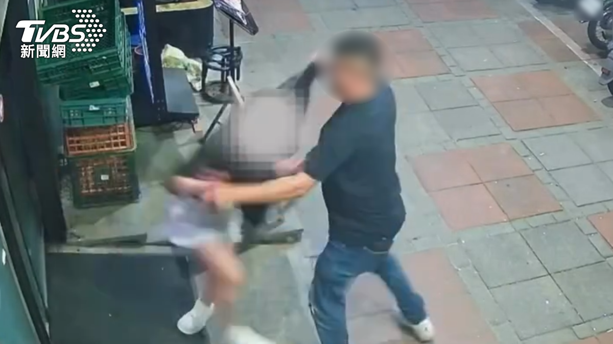 台南東區一間酒館發生情侶口角,結果男友不但當場翻臉,還徒手施暴,當街扯女友頭髮拖行。(圖/TVBS)