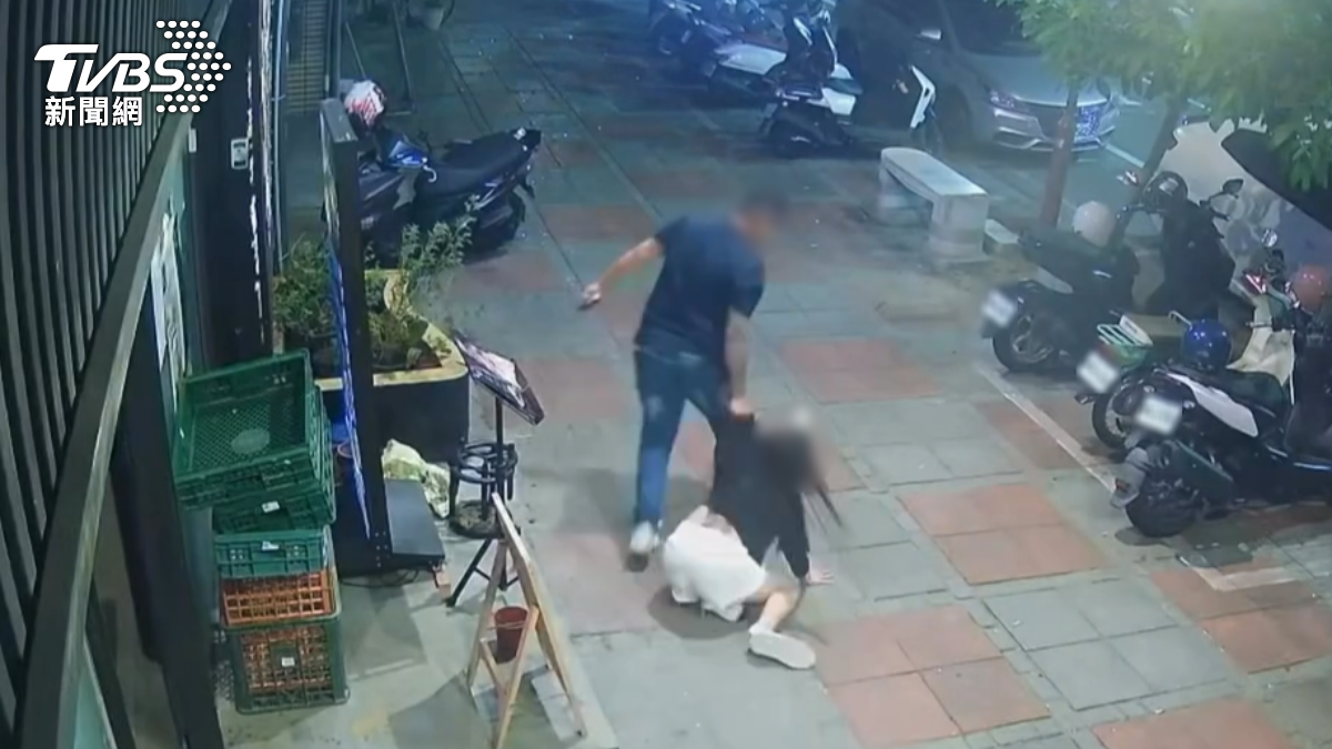 這段影片被疑似女方親友的網友上傳至網路,直指施暴男子是「恐怖情人」。(圖/TVBS)