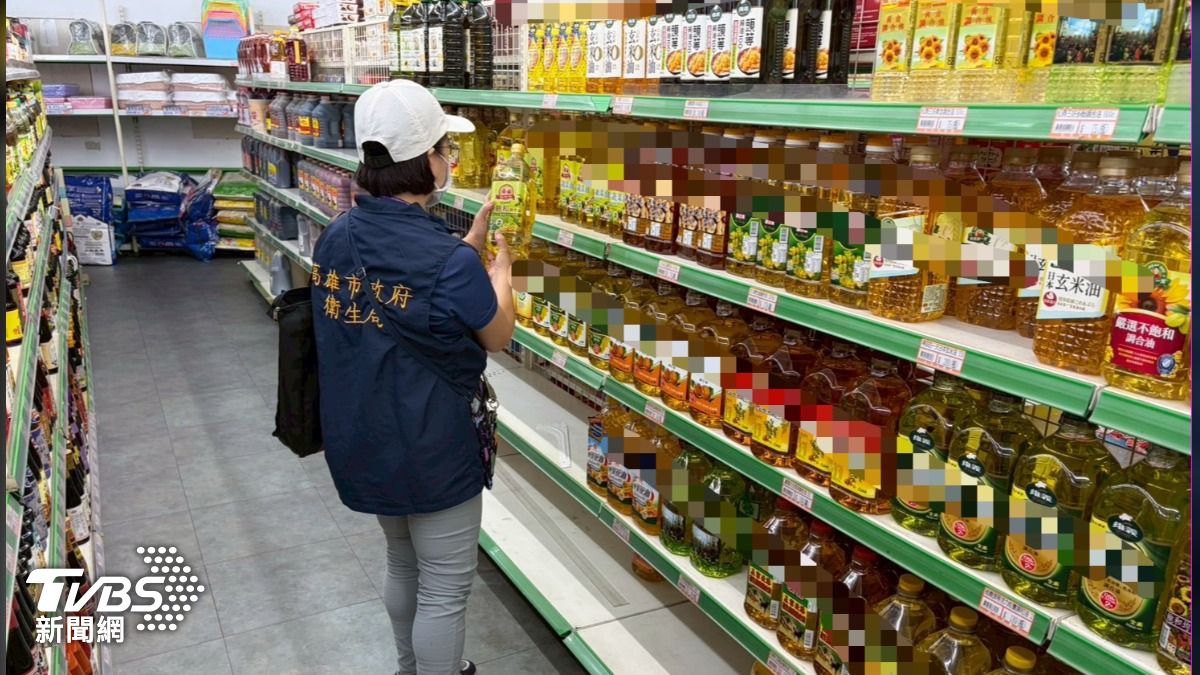 高雄市政府持續追查中聯油脂股份有限公司問題大豆沙拉油流向。（圖／TVBS）