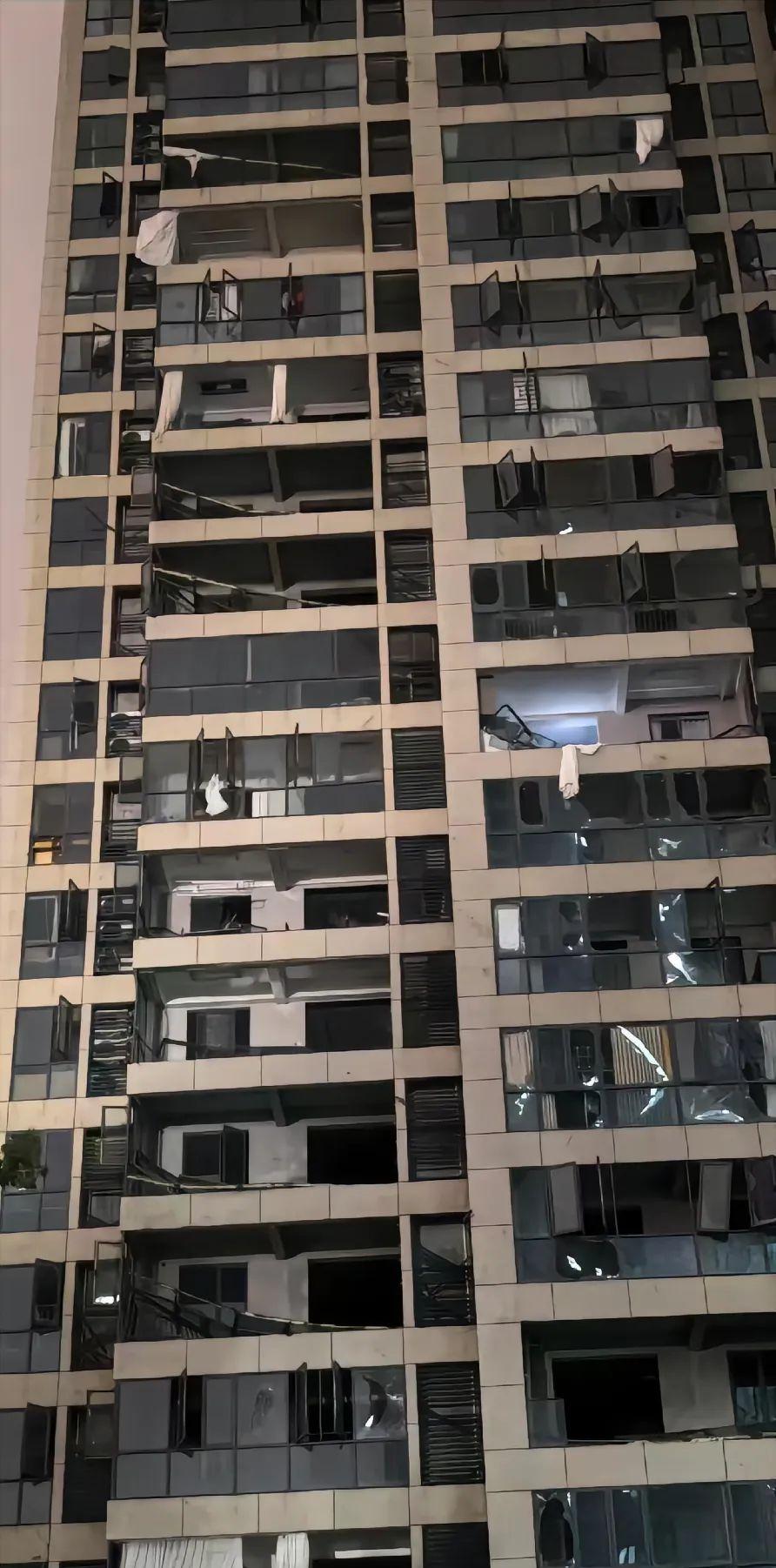 玲瓏家園多處窗戶被吹毀。（圖／翻攝自瀟湘晨報）